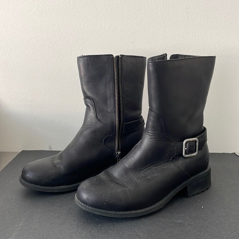 Best Black UGGs size 7 boots with interior wool